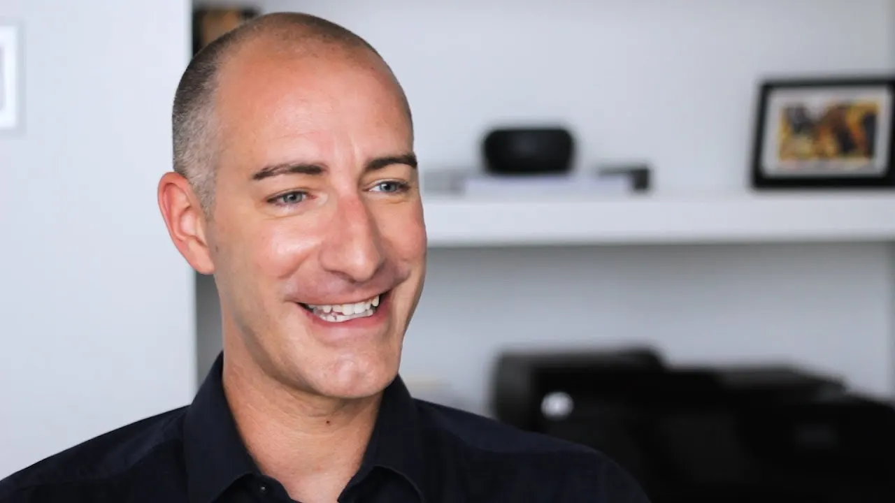 Martin Robitaille souriant, en entrevue dans un bureau clair